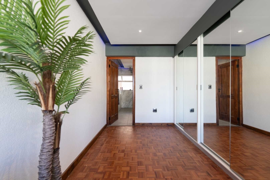 1 Bedroom Property for Sale in Sea Point Western Cape